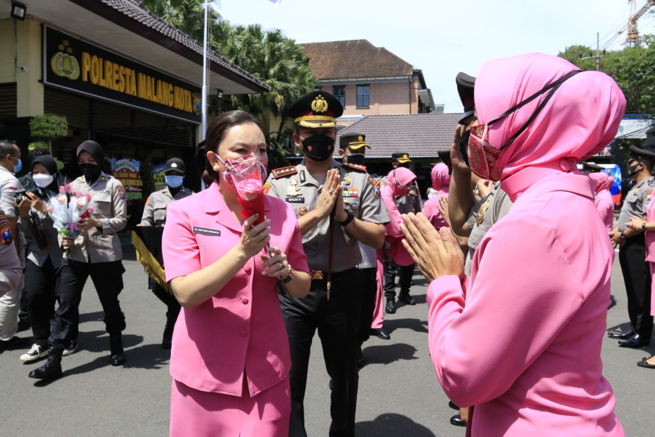 Para Isteri Sematkan Pangkat Ke Pundak Suami Di Upacara Kenaikan ...